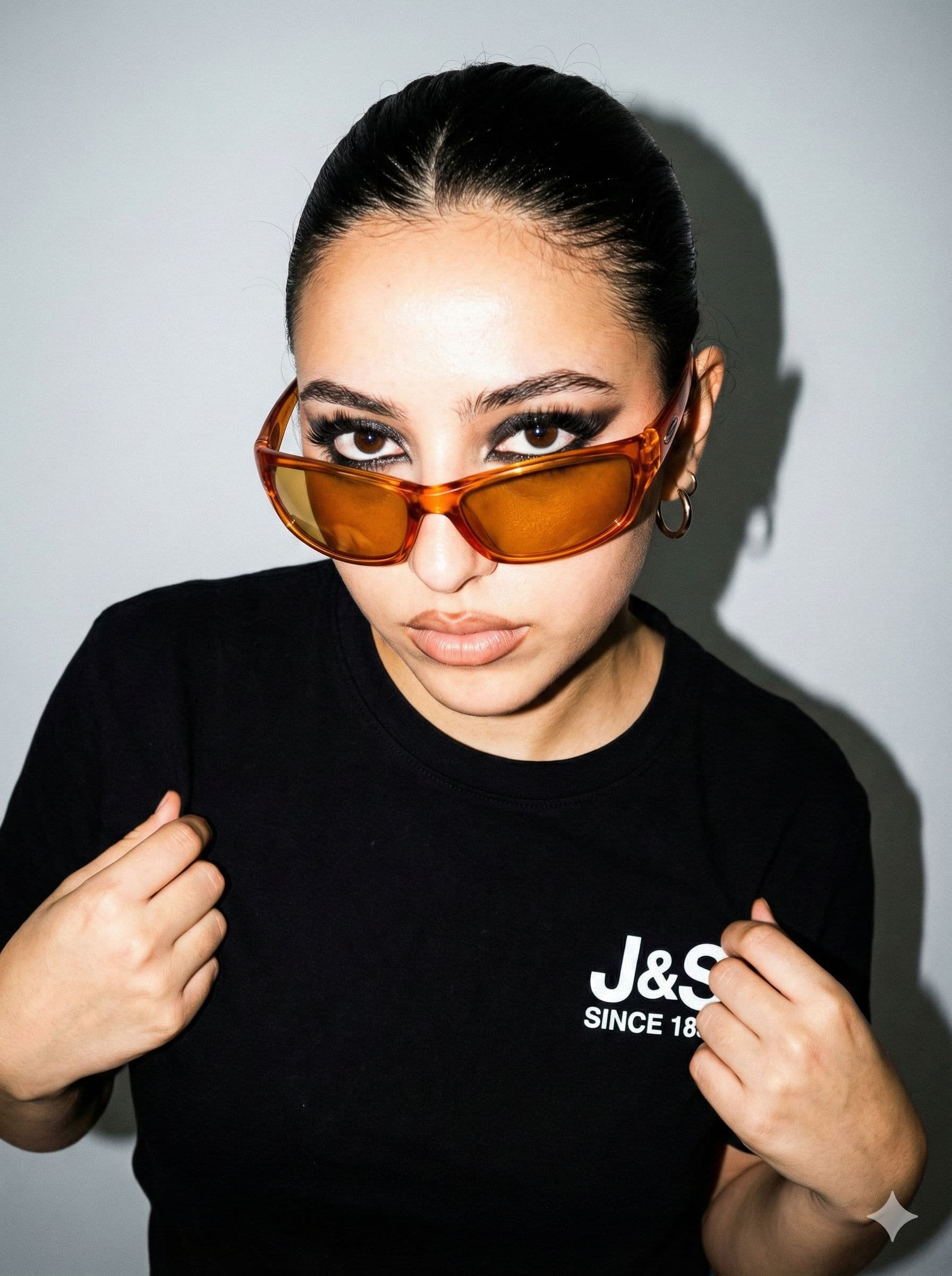 🧡 Y2K Streetwear Aesthetic: Free AI Portrait Prompt — Portrait AI art prompt example for Midjourney and Stable Diffusion