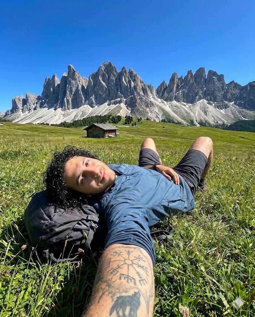 Free Prompt for Alpine Mountains iPhone Hiking Selfie 🏔️📱 — Nature AI art prompt example for Gemini and Stable Diffusion